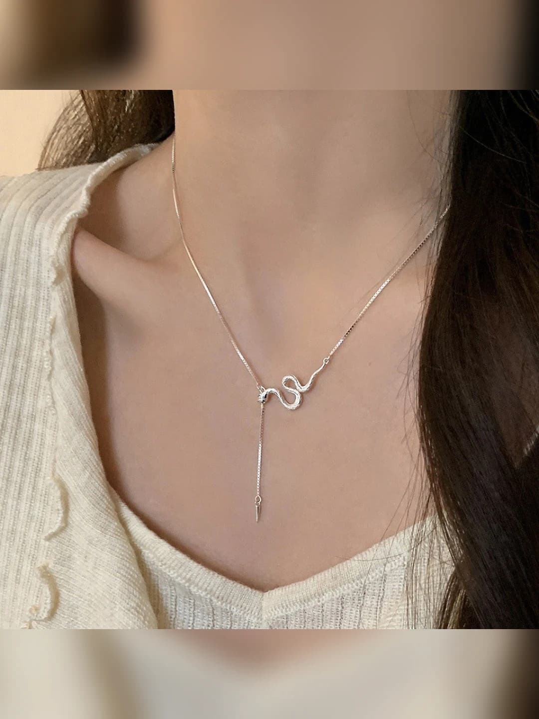 Shimmering snake pendant chain for women, premium style, simple and versatile necklace