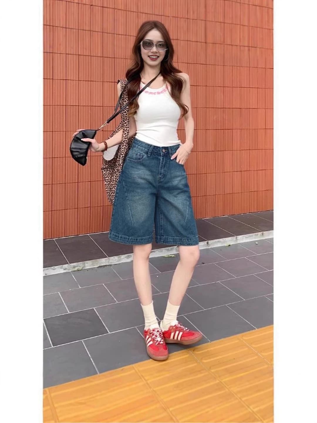 Women's wide and flared jeans, 2026 autumn, retro, high waist, loose fit, straight cut, knee-length shorts
