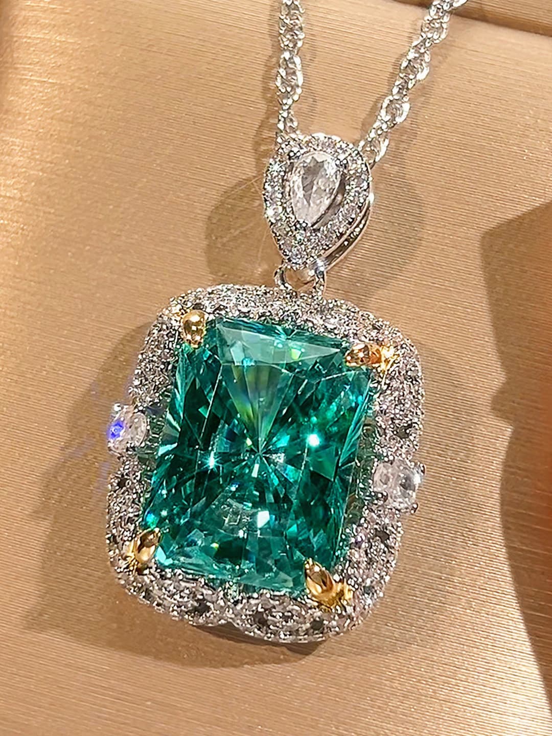 Paradise Green, twisted chain