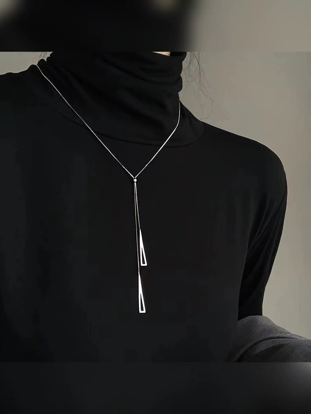 Серебряный перевернутый треугольник