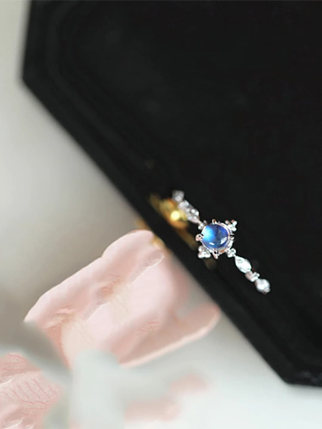 A063 White gold moonstone ring