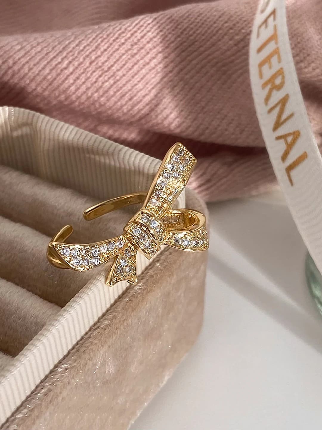Gold bow ring with zircon