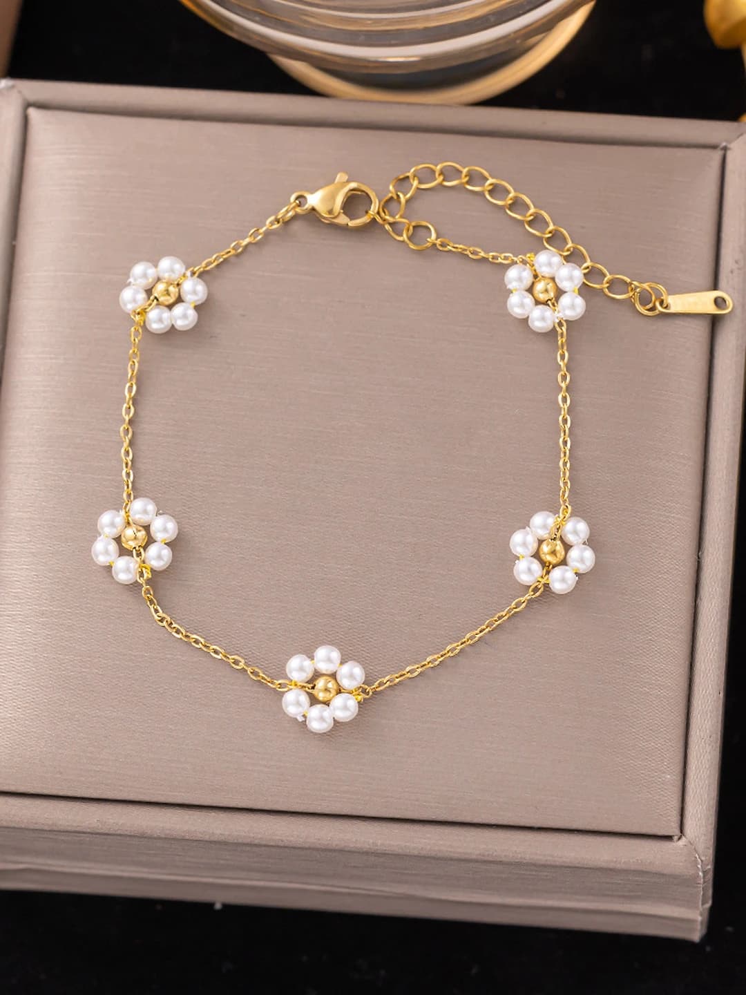 SLE2213, 5 white flowers, gold