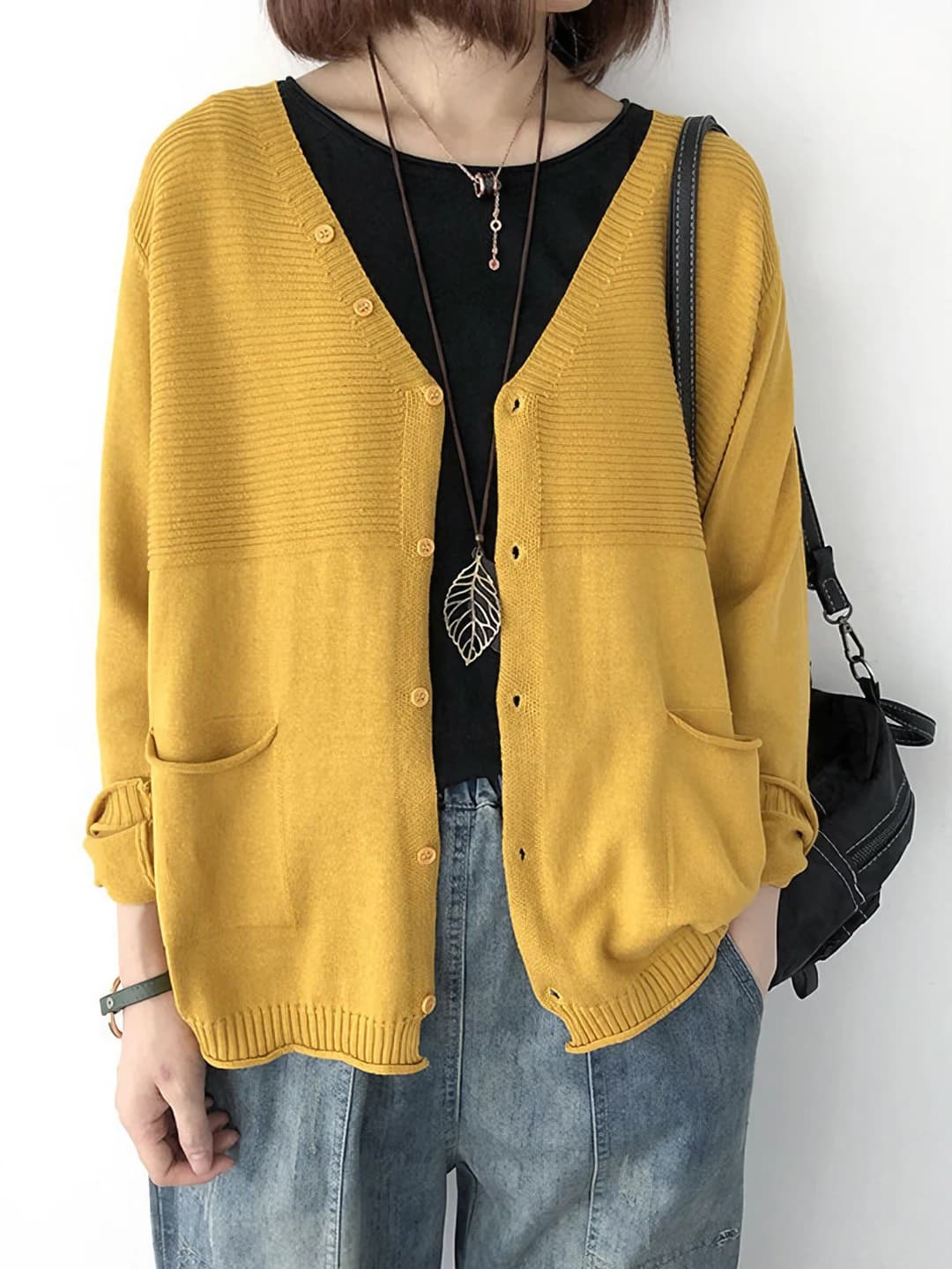 Ayollar uchun bahor-kuz trikotaj kardigan, V-yoqa, uzun yeng, bo'sh (oversize) kesim, yupqa, bir rangli, kundalik uslub