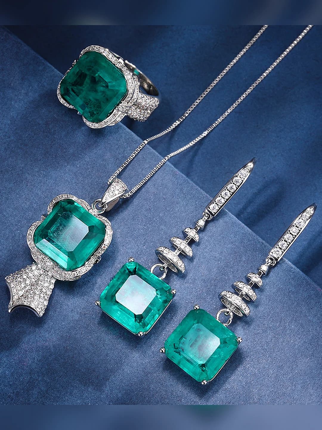 Women's retro style set with emerald imitation and butterfly pattern