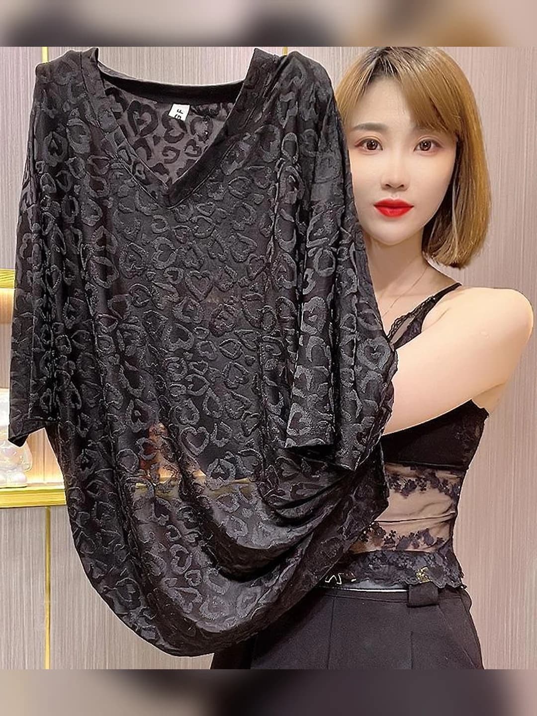 Ayollar uchun koreys uslubida katta o'lcham, bo'sh (oversize), nozik ko'rsatadigan, yupqa, o'rta-uzun, V-yoqali, kalta yengli, keng bichimli top