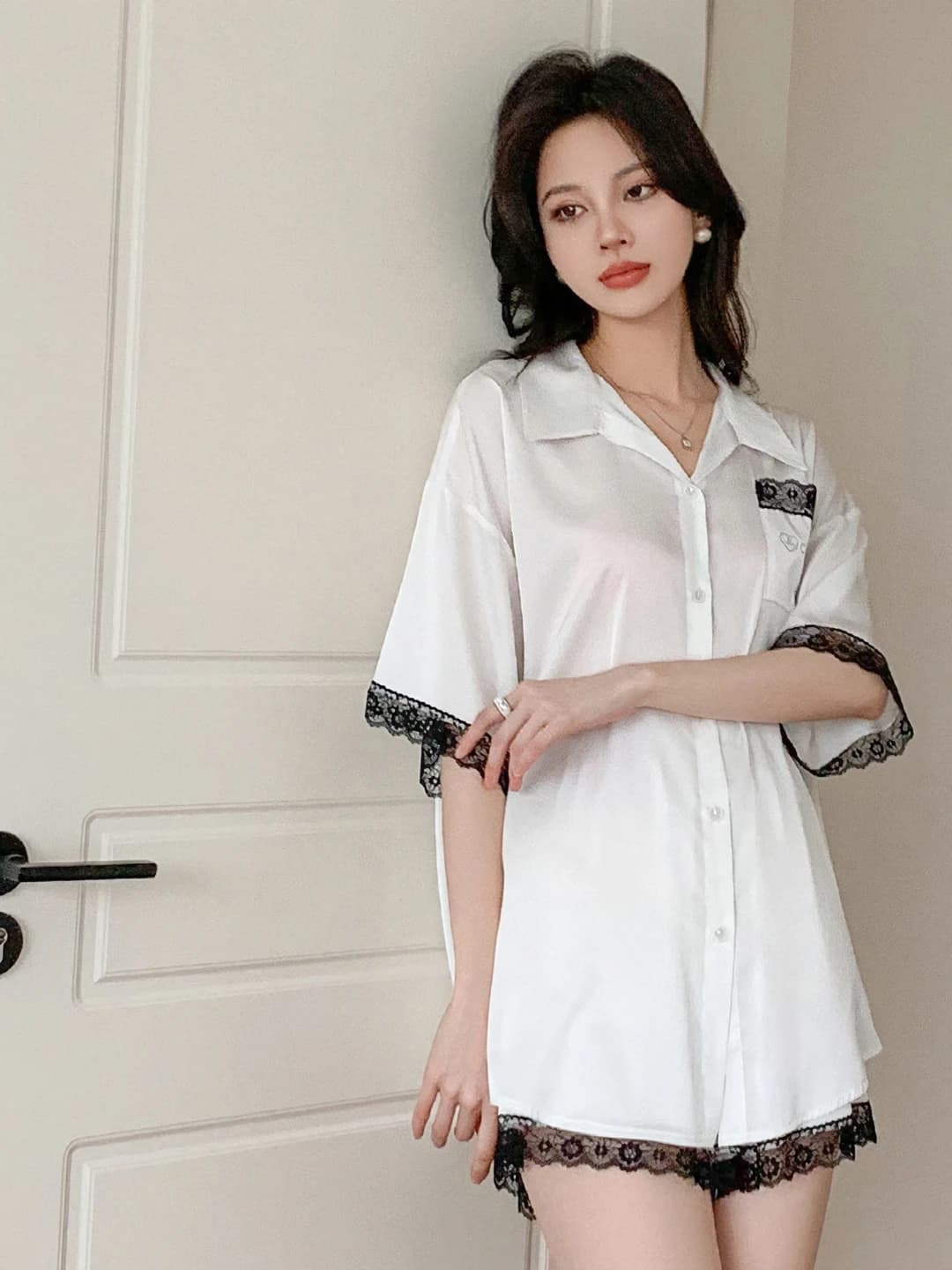 Ayollar uchun yozgi pijama to'plami: kalta yengli ko'ylak va shorti, qaytarma yoqa, bo'sh (oversize) fit, yupqa saten shifon mato
