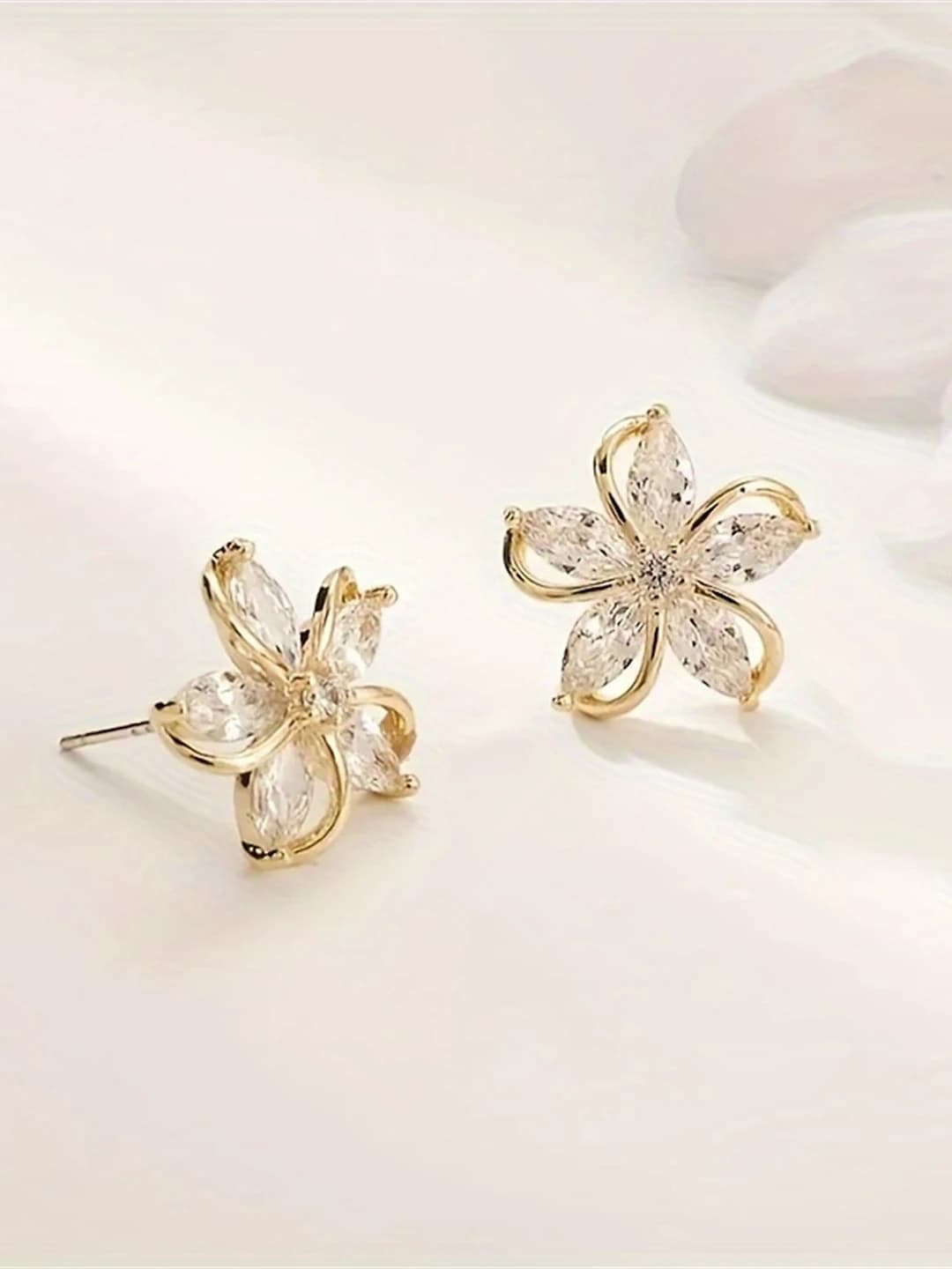 Women's simple and cute flower stud earrings in cold style