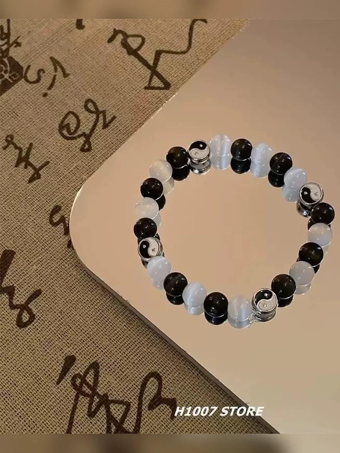 M140 Black white Taiji beads