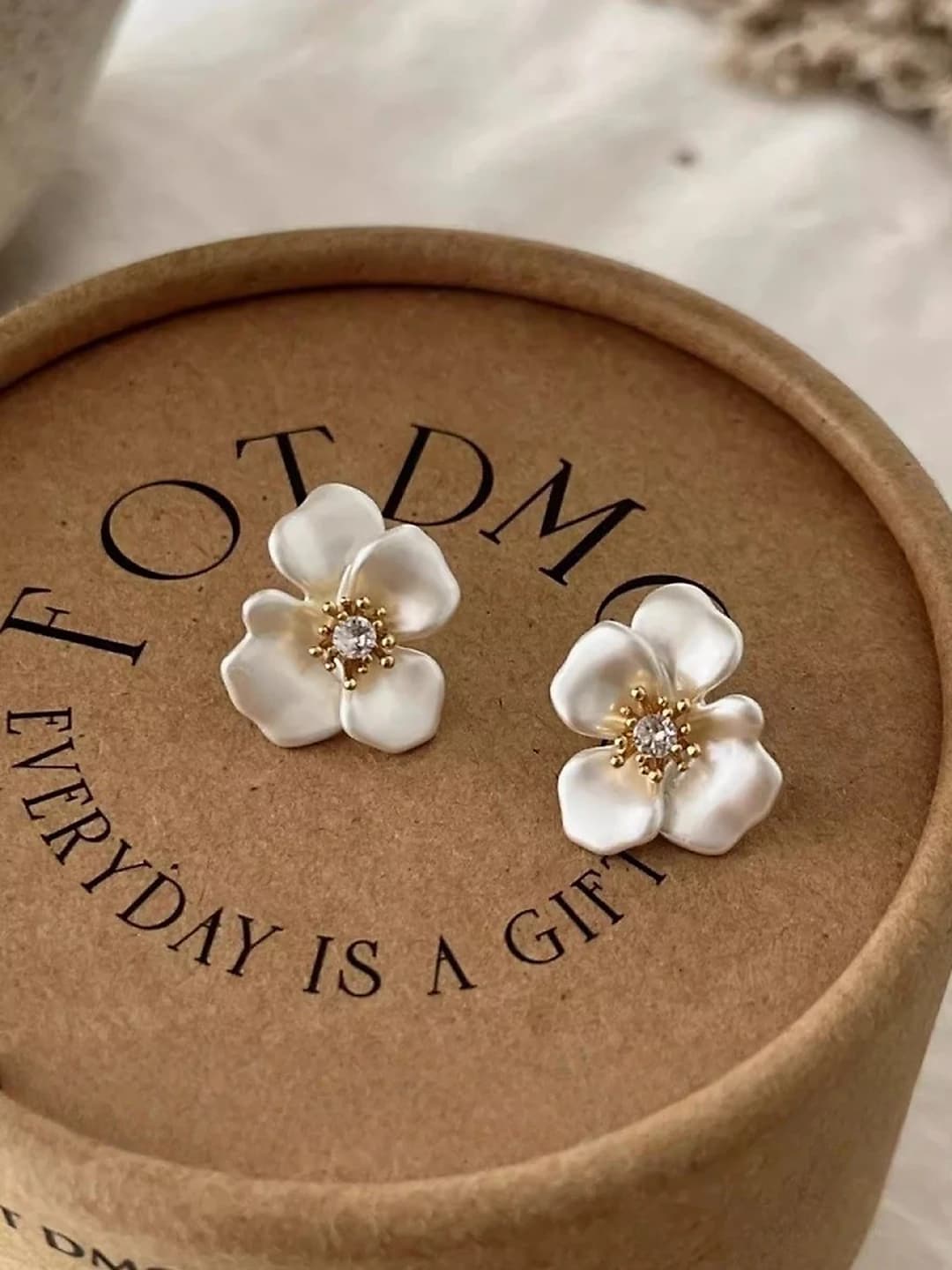 Women's flower ear studs in Korean style, old money style, simple and elegant design