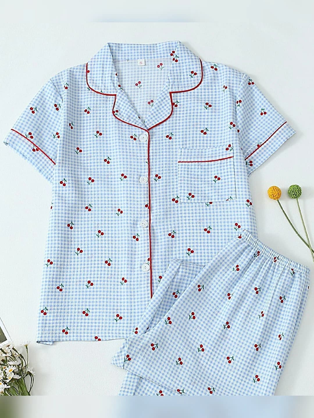 Ayollar uchun bosma naqshli kalta yengli kardigan va uzun shimdan iborat to'plam (pijama)
