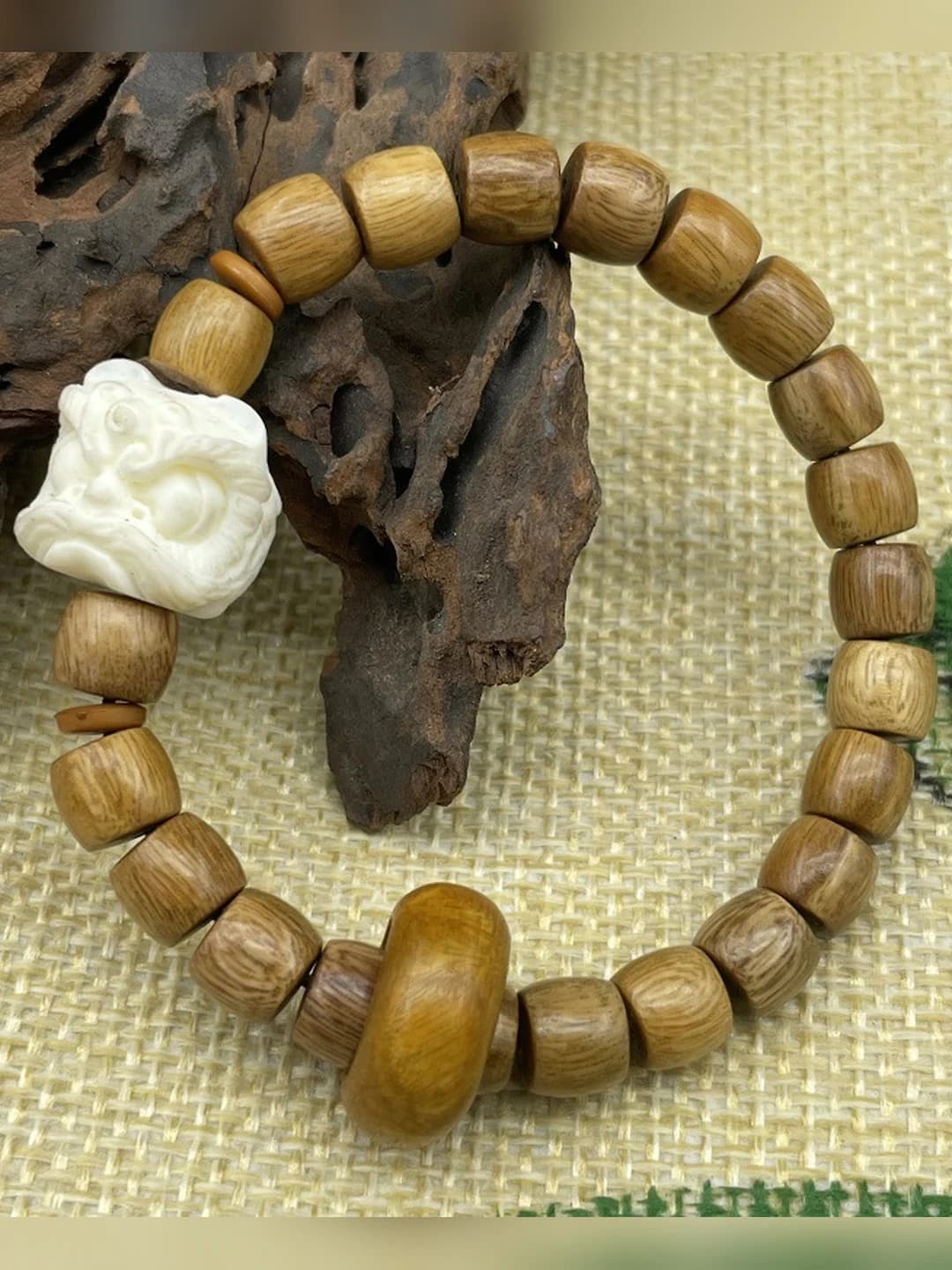 Ayollar uchun yangi xitoy uslubidagi yashil sandalovir yog'ochidan qo'lda ishlangan Buddha chiziqlari