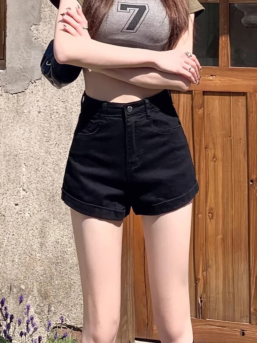Ayollar uchun baland belli qora jinsi shorti, to'g'ri kesim, bo'sh (oversize), nozik ko'rsatadigan, yozgi, yupqa, kundalik uslub