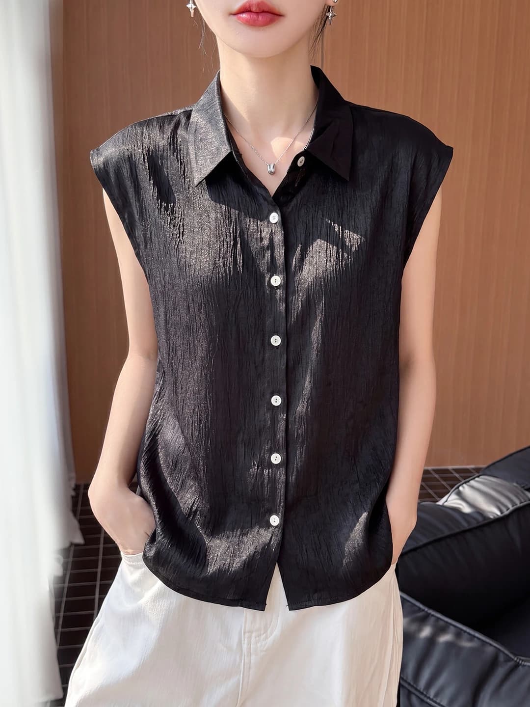 Ayollar uchun bahor-yoz yengsiz satin ko'ylak-shirt, to'g'ri kesim, bir rangli, POLO yoqali, yengsiz mayka