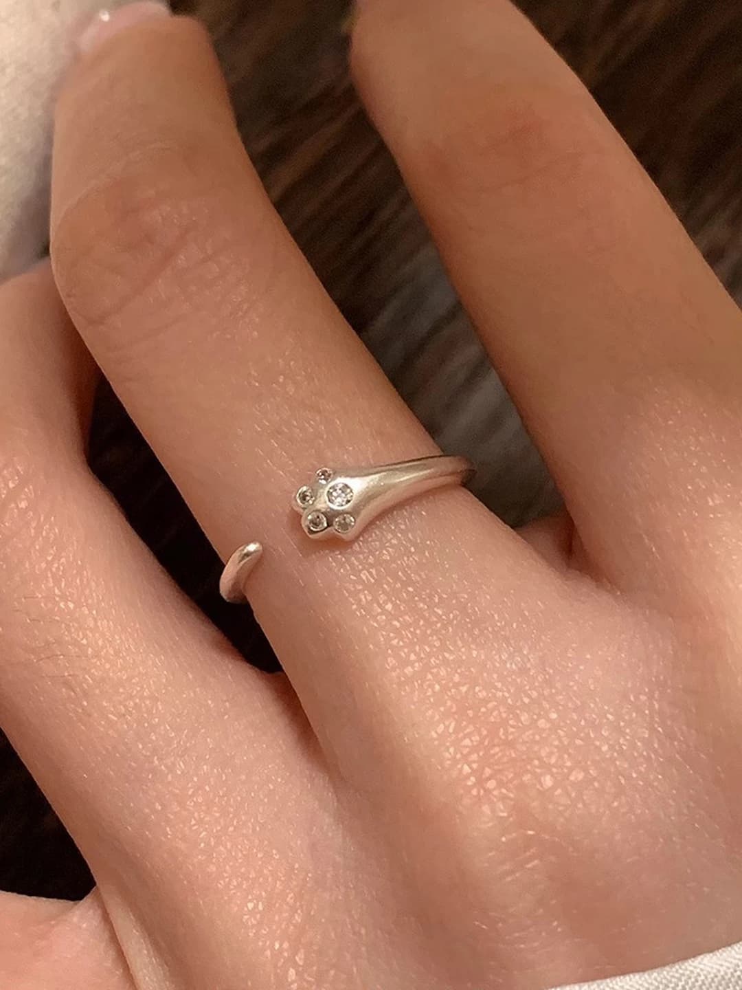 Women's pair of rings with zirconia and cat paw, open and adjustable, minimalism style
