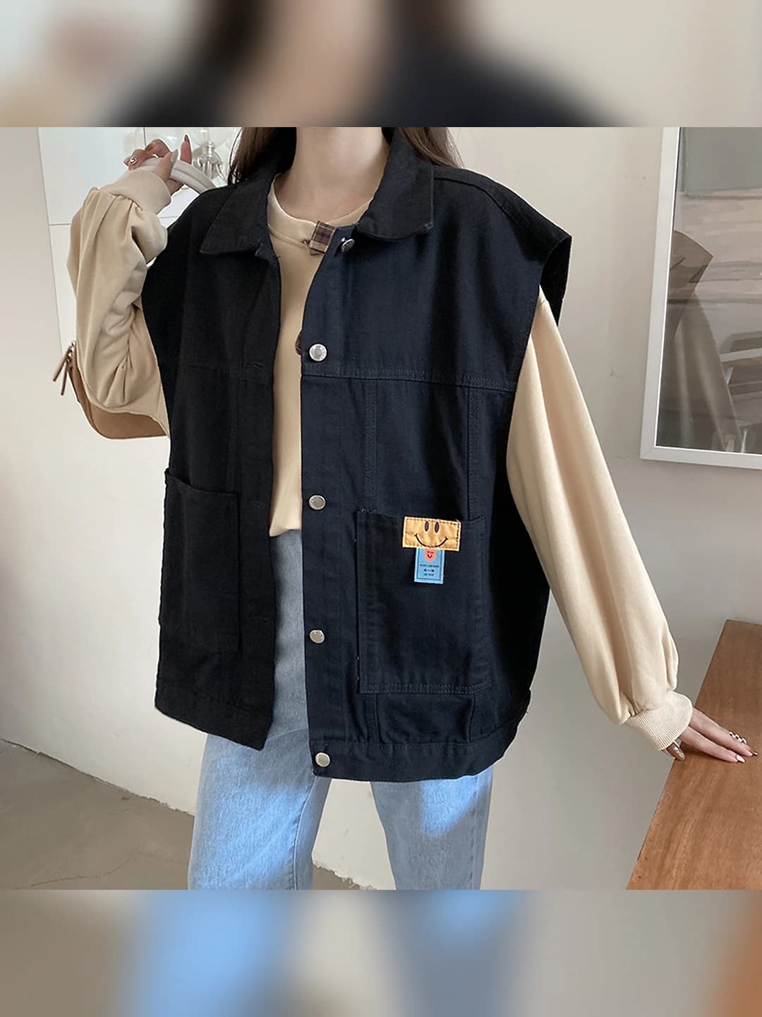 Ayollar uchun denim jilet: bahor-kuz, bo'sh (oversize), nozik ko'rsatadigan, bir rangli, qaytarma yoqa, yengsiz, kardigan uslubidagi ustki kiyim