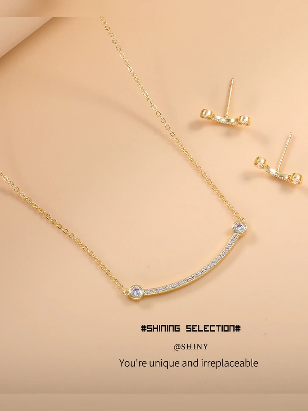 Women's set: gold-plated bronze pendant necklace and earrings with bear pattern