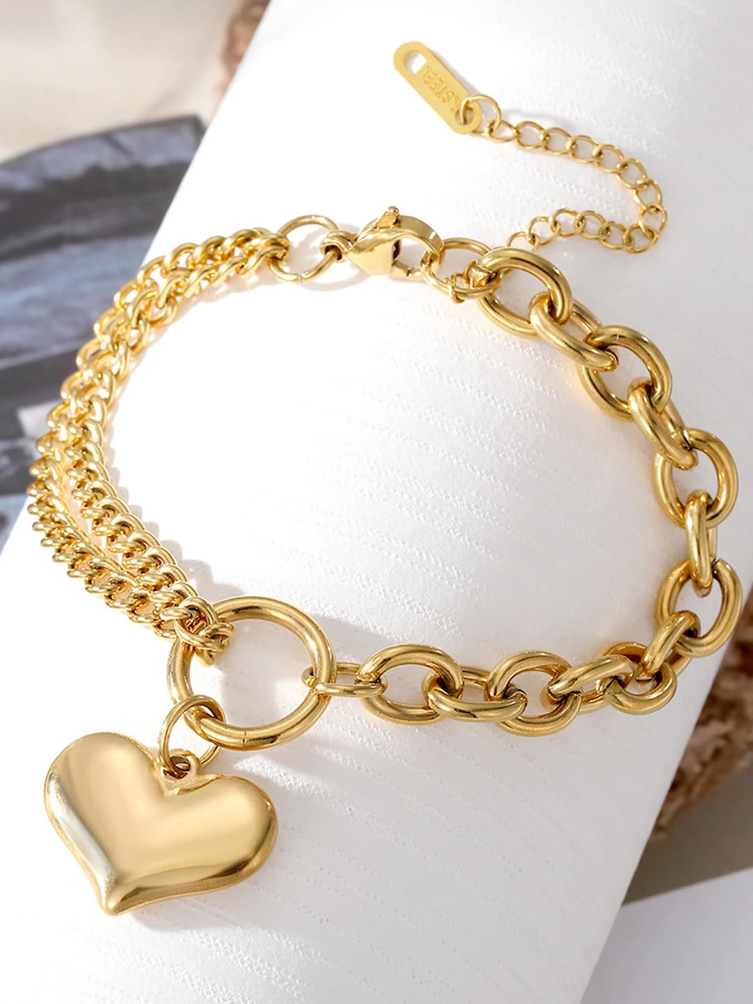 Women's gold retro heart bracelet, simple and fashionable design