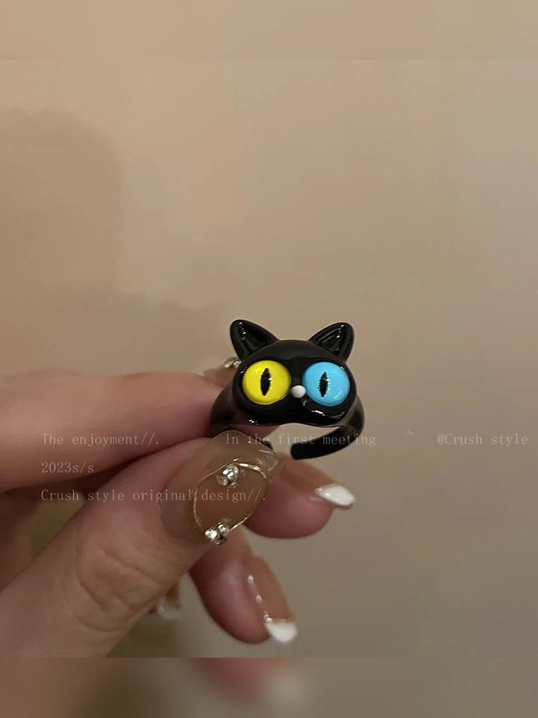 Odd-eyed cat ring
