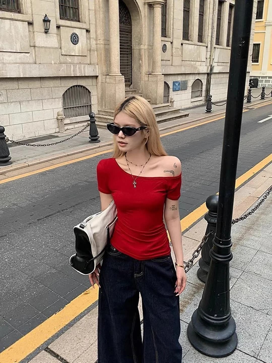 Ayollar uchun yozgi kalta yengli, tanaga yopishgan, bir rangli, kalta off-shoulder futbolka