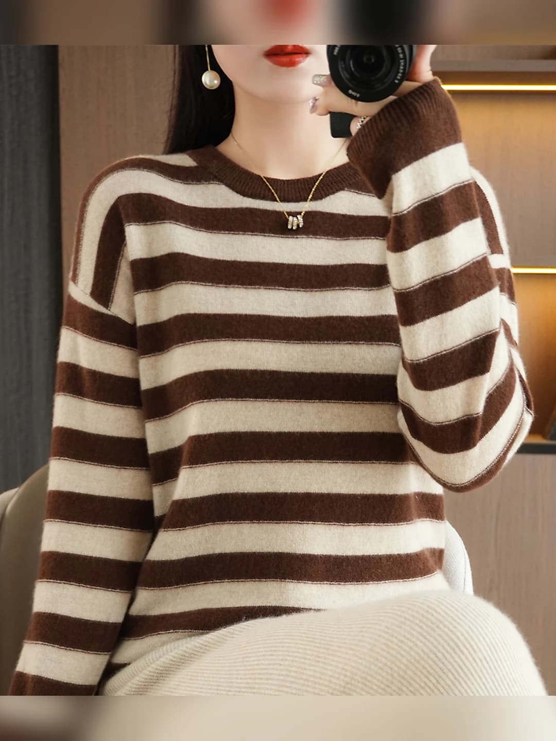 Ayollar uchun kuz-qish chiziqli trikotaj sviter pullover, bo'sh (oversize) kesim, dumaloq yoqa, uzun yeng, issiq saqlaydigan
