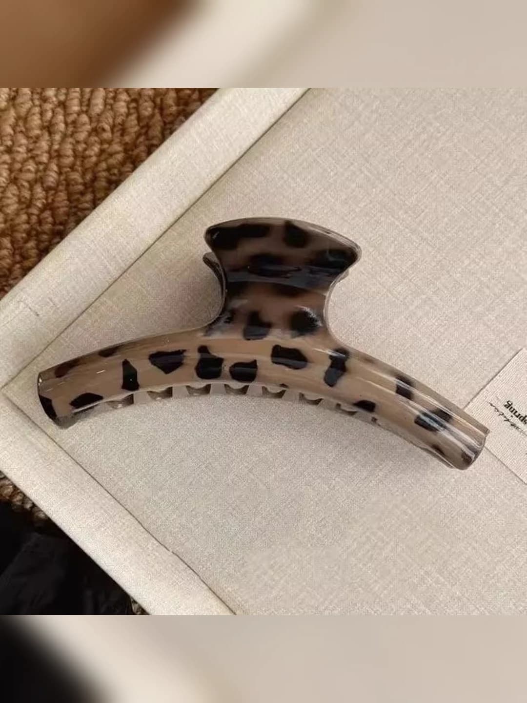 2# Leopard acrylic clip 12.5 cm