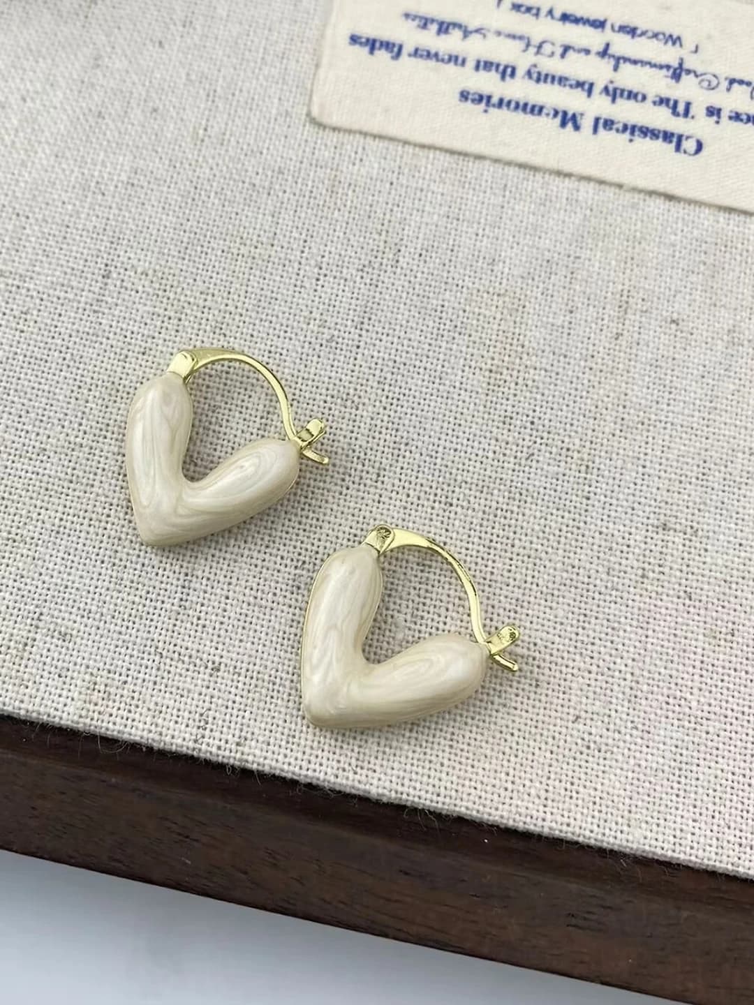 Women's French sweet style white heart stud earrings