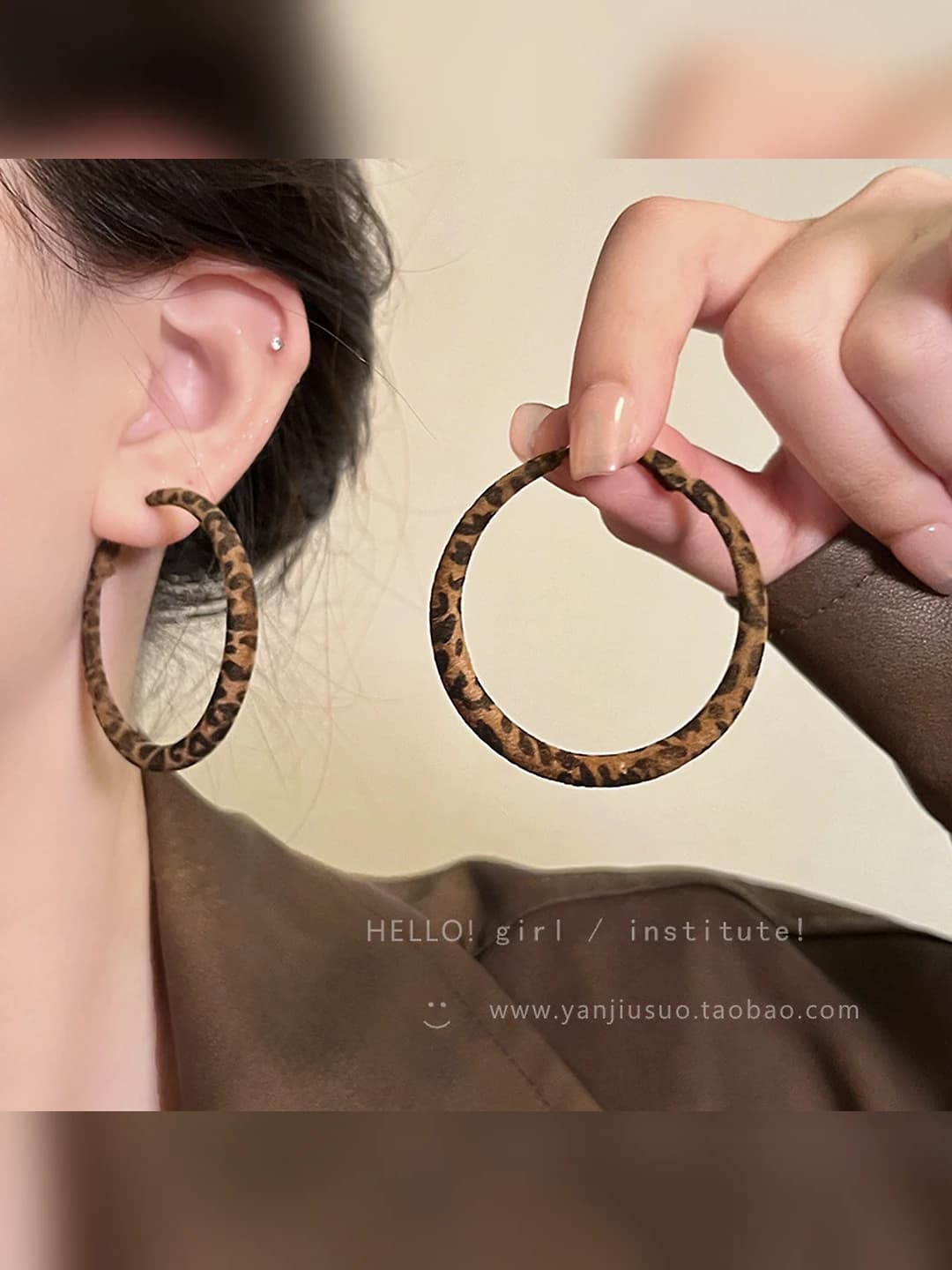 Leopard qoplamali quloq halqasi 5cm (kumush)