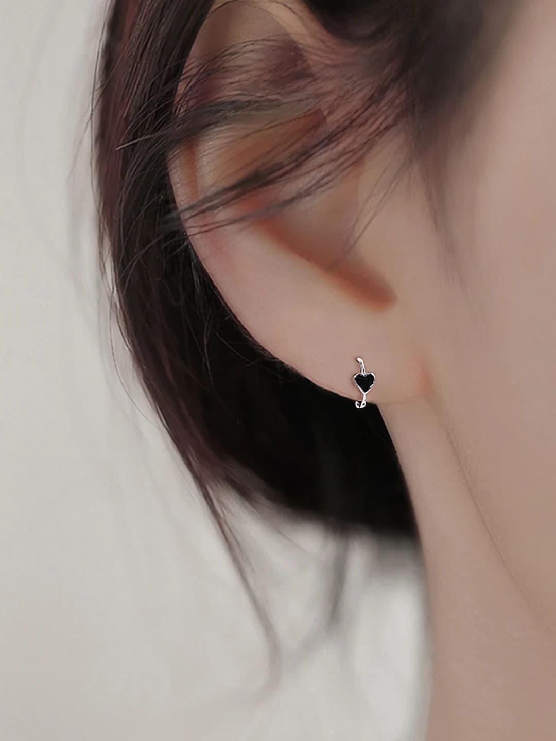 Women's black heart-shaped hoop earrings, simple and luxurious design, ins style