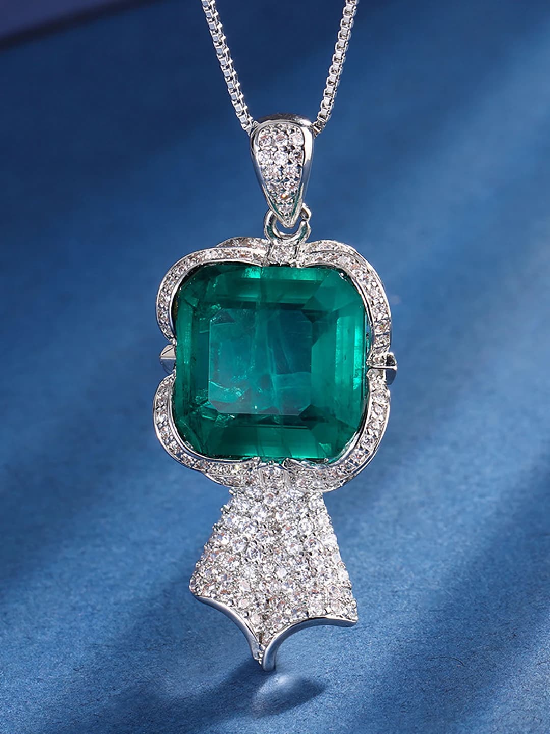 Emerald pendant with chain