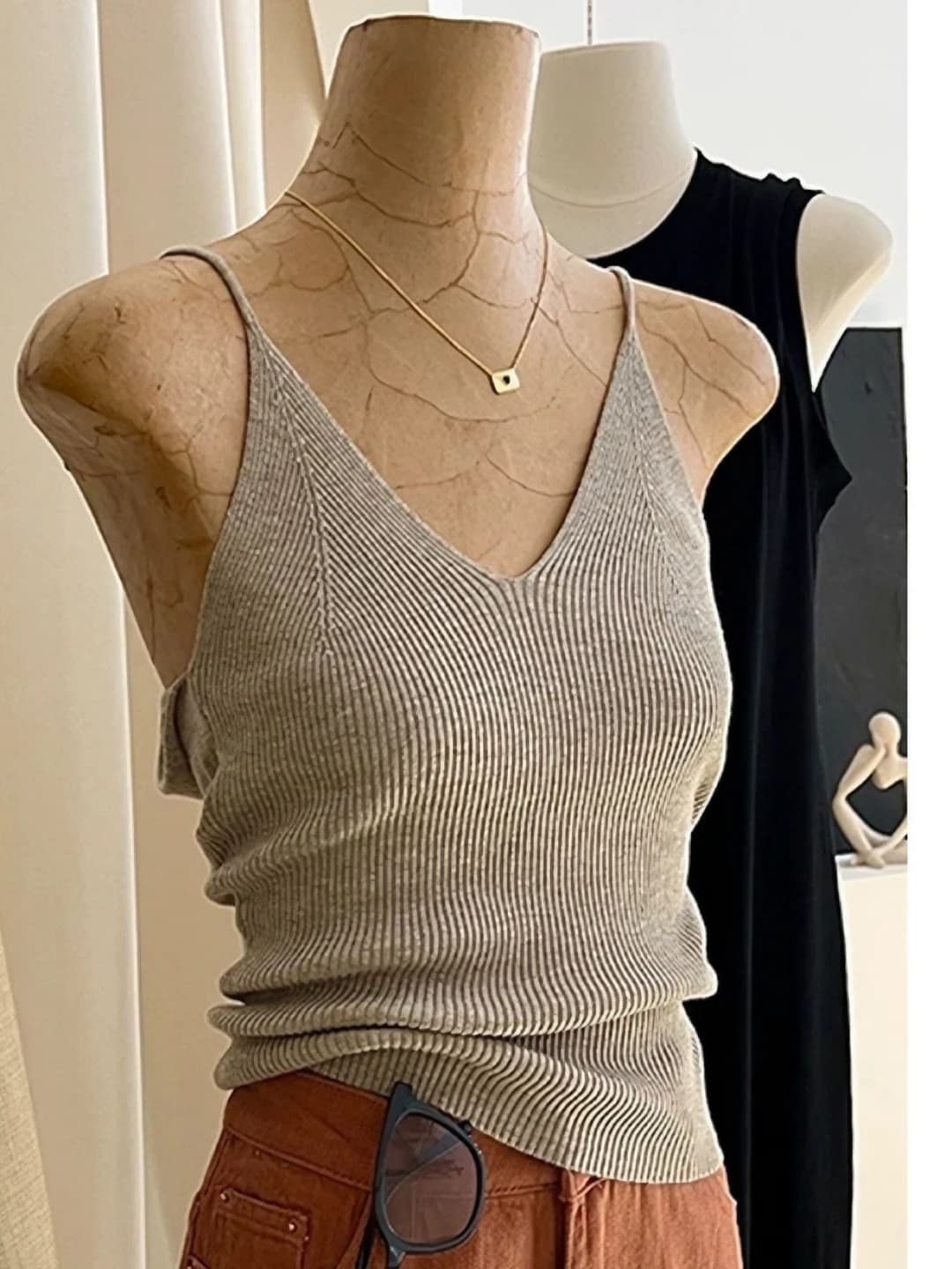Women's knitted V-neck tank top, slim fit, sleeveless, summer