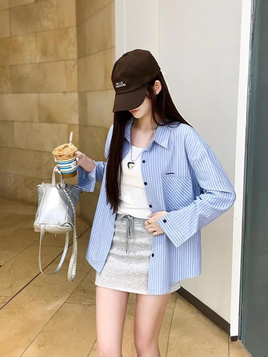 Ayollar uchun bahor-kuz chiziqli uzun yengli ko'ylak-shirt, bo'sh (oversize) kesim, POLO yoqa, kashtali, kundalik uslub