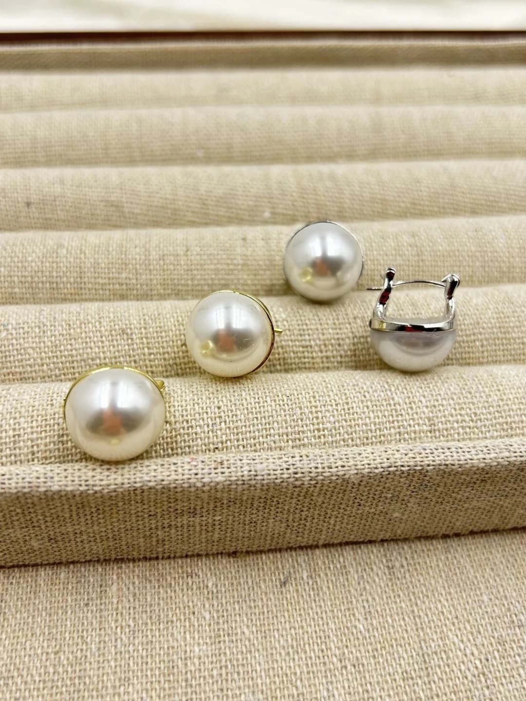 Women's French light luxury pearl geometric circle stud earrings for office and daily wear