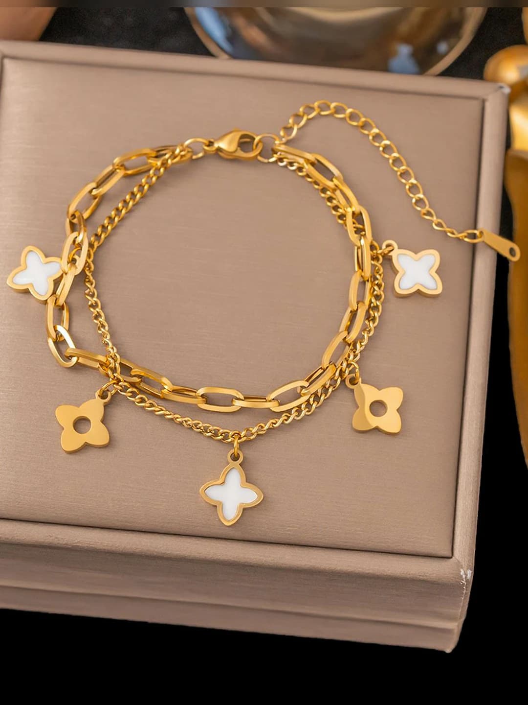 White rhombus flower, gold