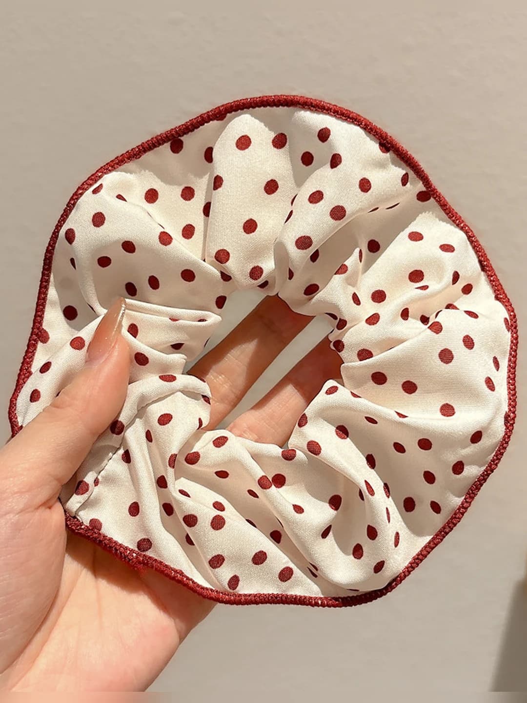 White polka dot, 14 cm