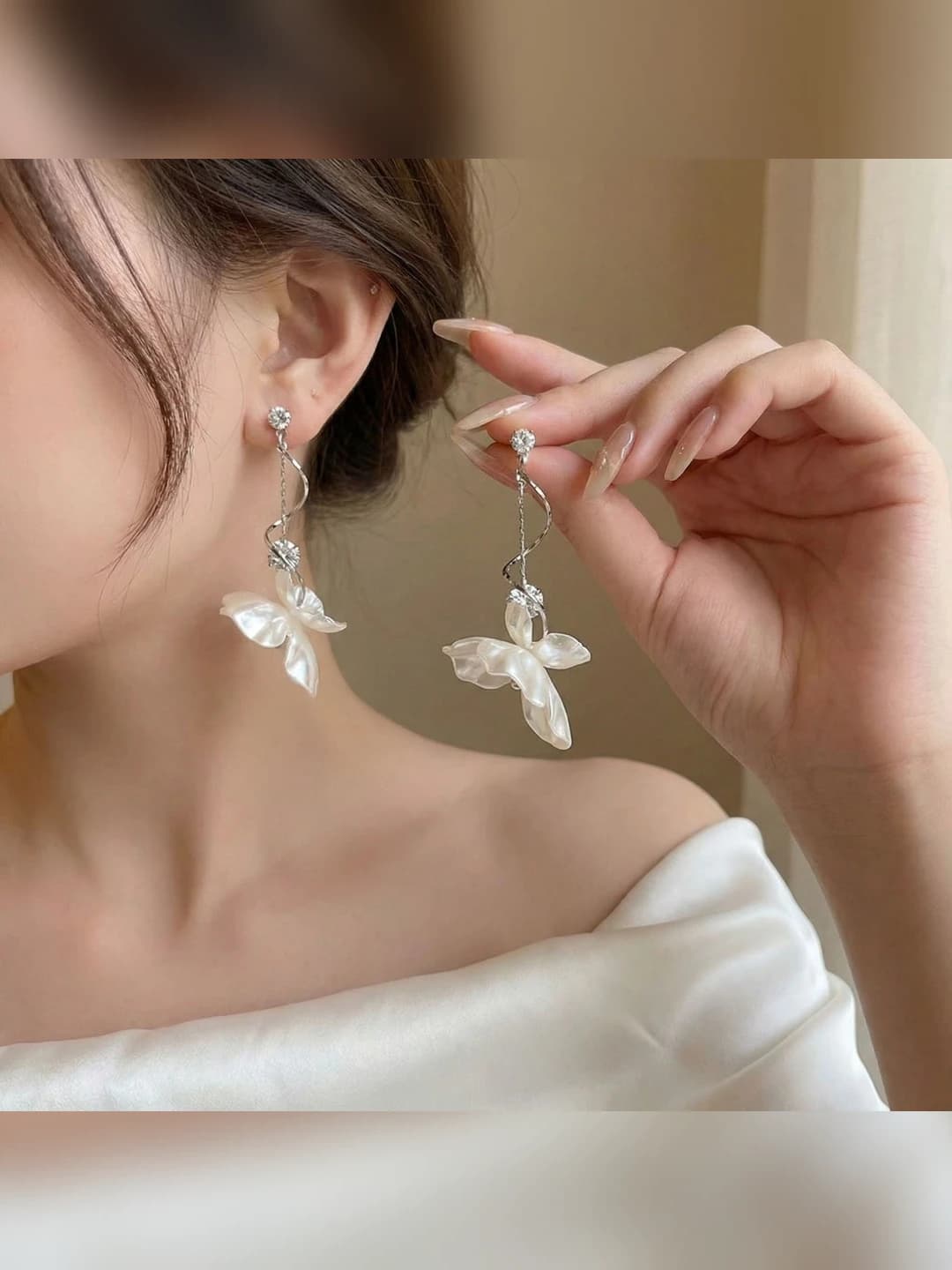 1# White iris diamond earrings