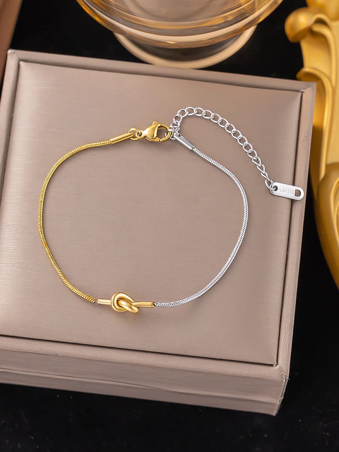 Knotted chain, two-tone