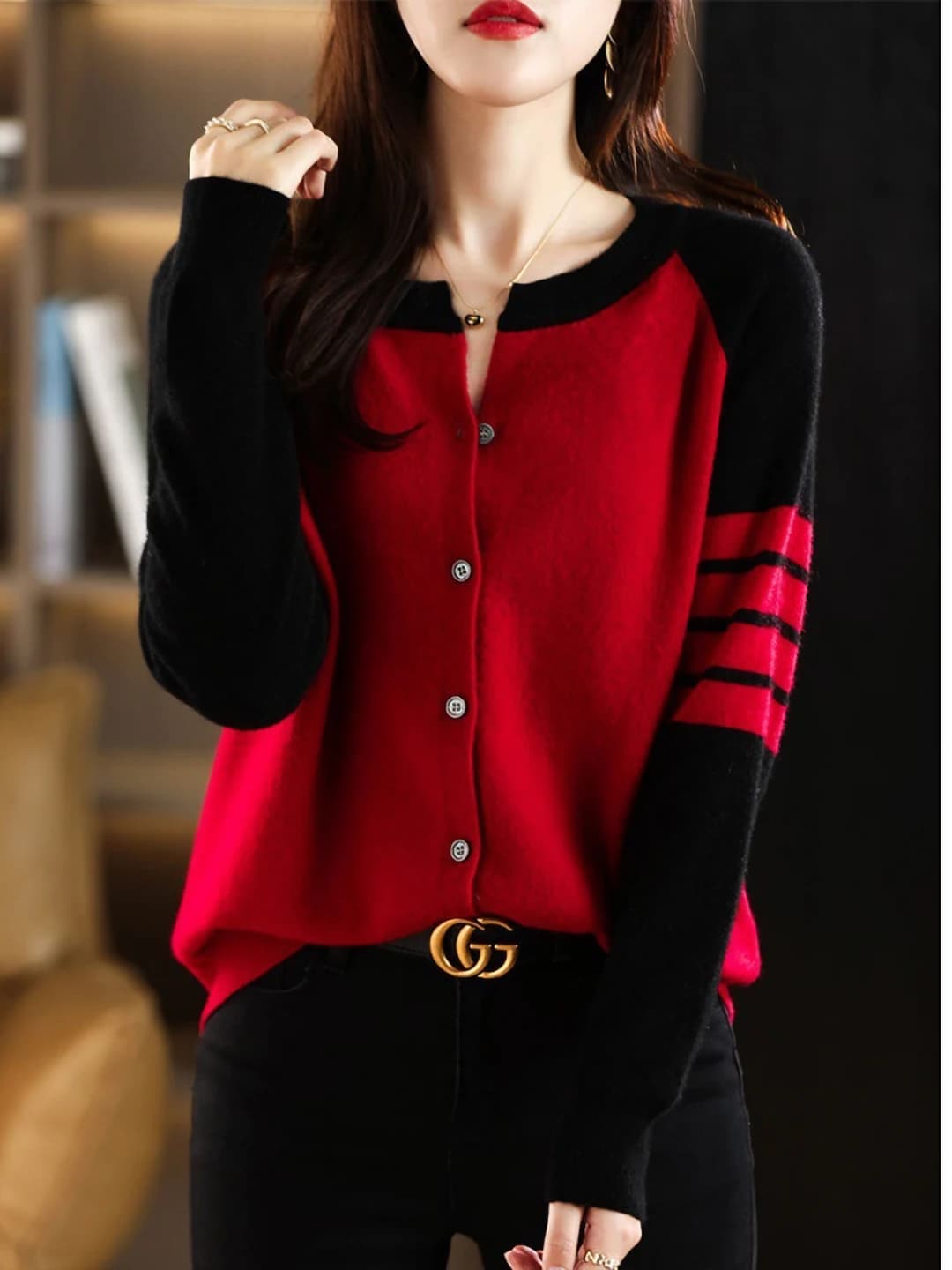 Ayollar uchun qizil rangli trikotaj kardigan, dumaloq yoqa, uzun yeng, bo'sh (oversize) kesim, polyester mato