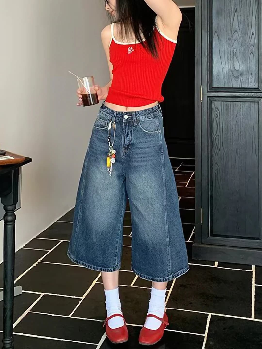 Ayollar uchun bahor-yoz retro uslubidagi issiq astarli keng va klesh jinsi shimlar, baland bel, uch chorak shim, bo'sh (oversize) to'g'ri kesim
