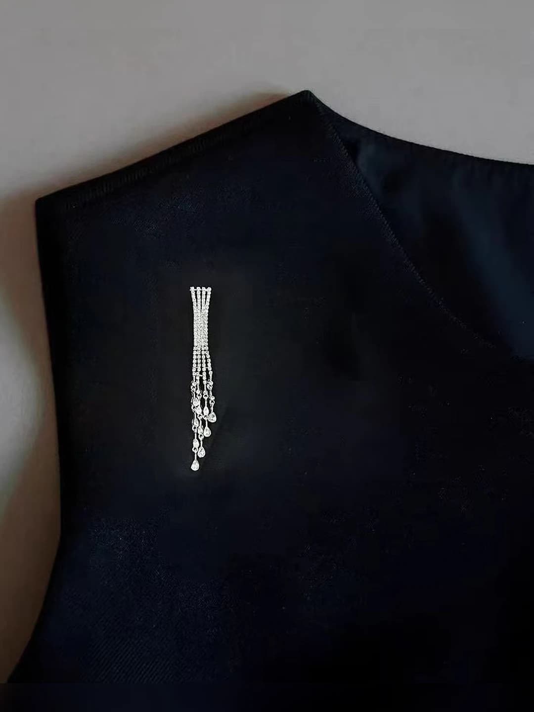 Women's retro style silver teardrop tassel brooch with floral and leaf design