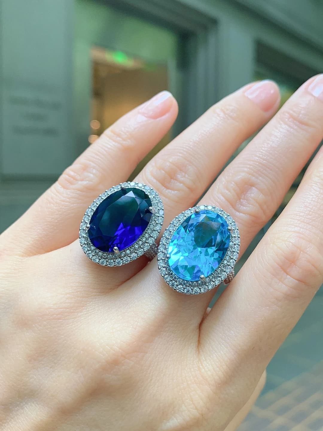 Women's retro style ring with blue glass and gold plating, geometric shape