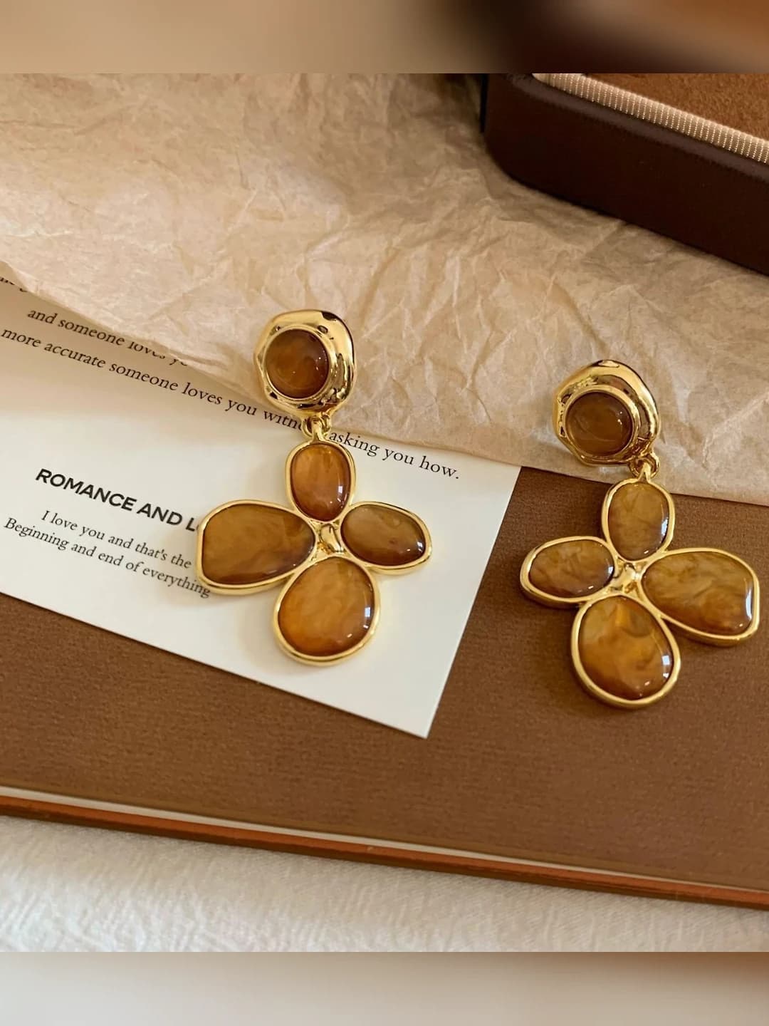 Women's retro four-petal flower earrings in amber caramel, autumn-winter 2026