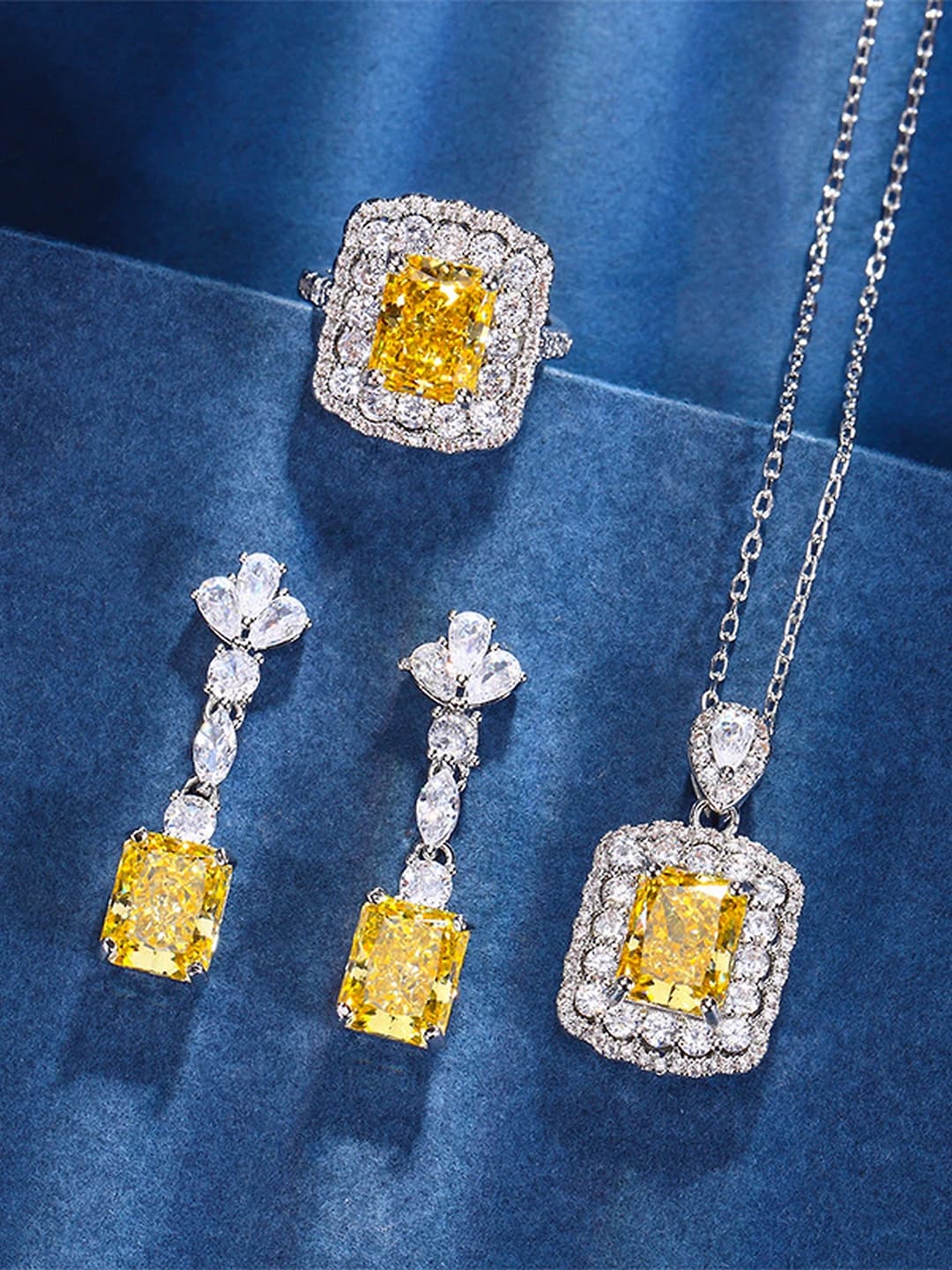 Ayollar uchun kuz-qish to'plam: oltin qoplamali mis, diamantlar bilan bezatilgan, geometrik naqshli, 8*10 mm sariq diamantli to'plam