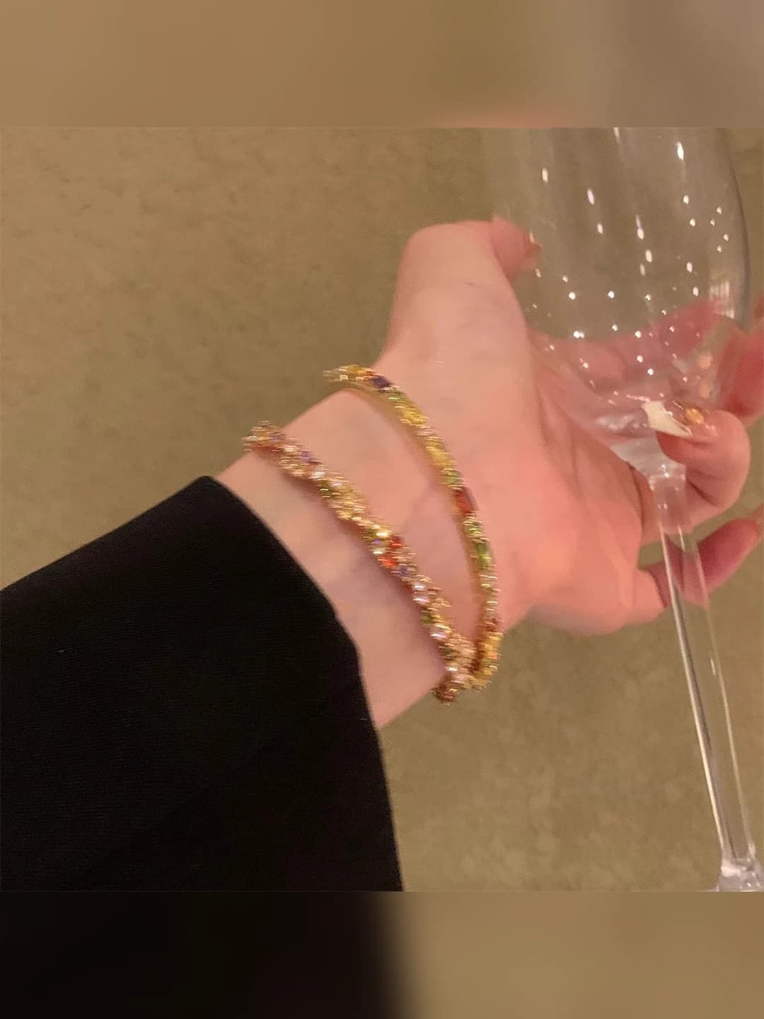 Ayollar uchun pinks rangli kvadrat shakldagi zirkon bryustasi