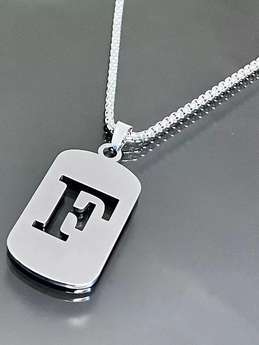 Цепь с буквой F из титановой стали