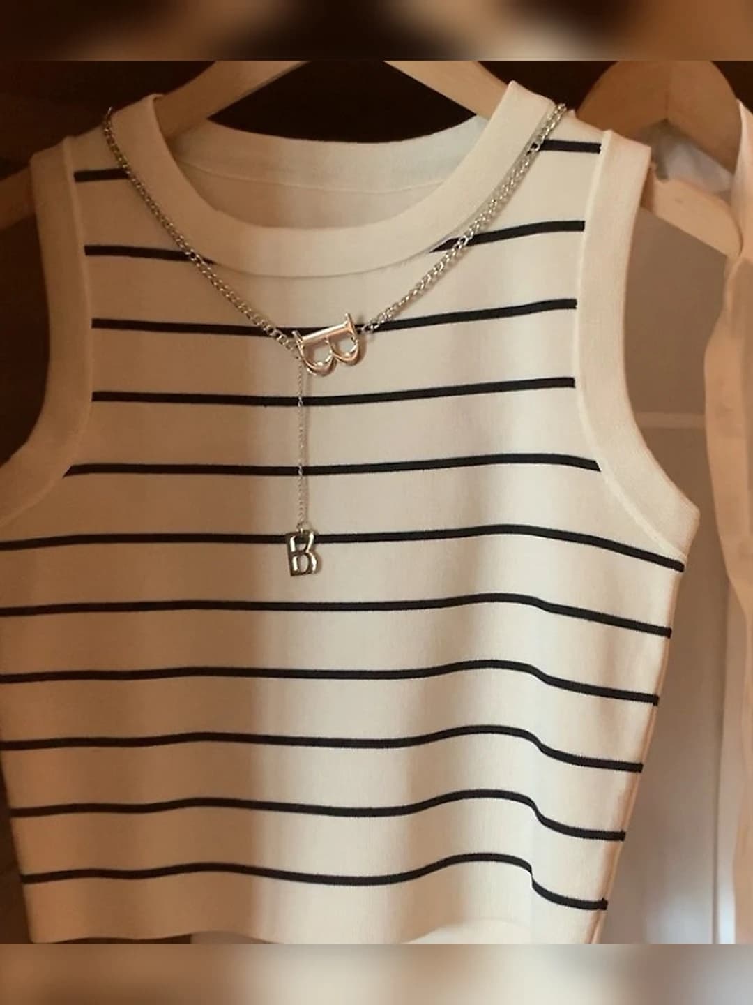 Apricot, no necklace