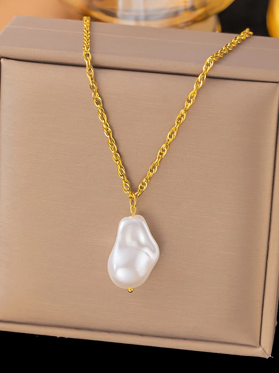 Baroque pearl necklace Gold