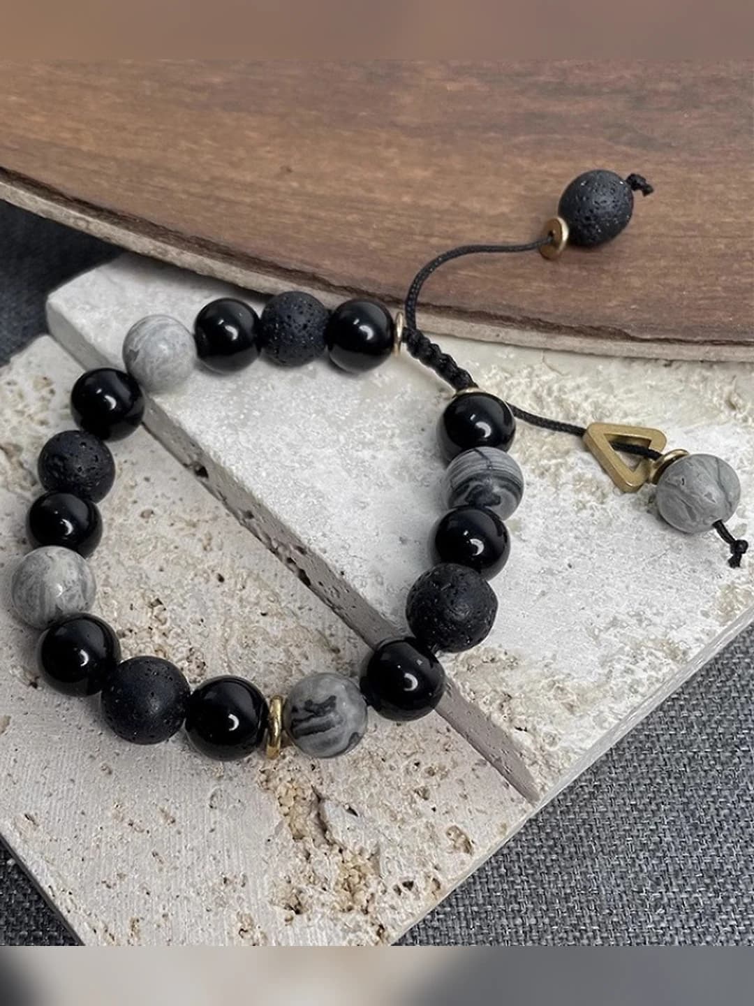 Small triangle black-white bracelet