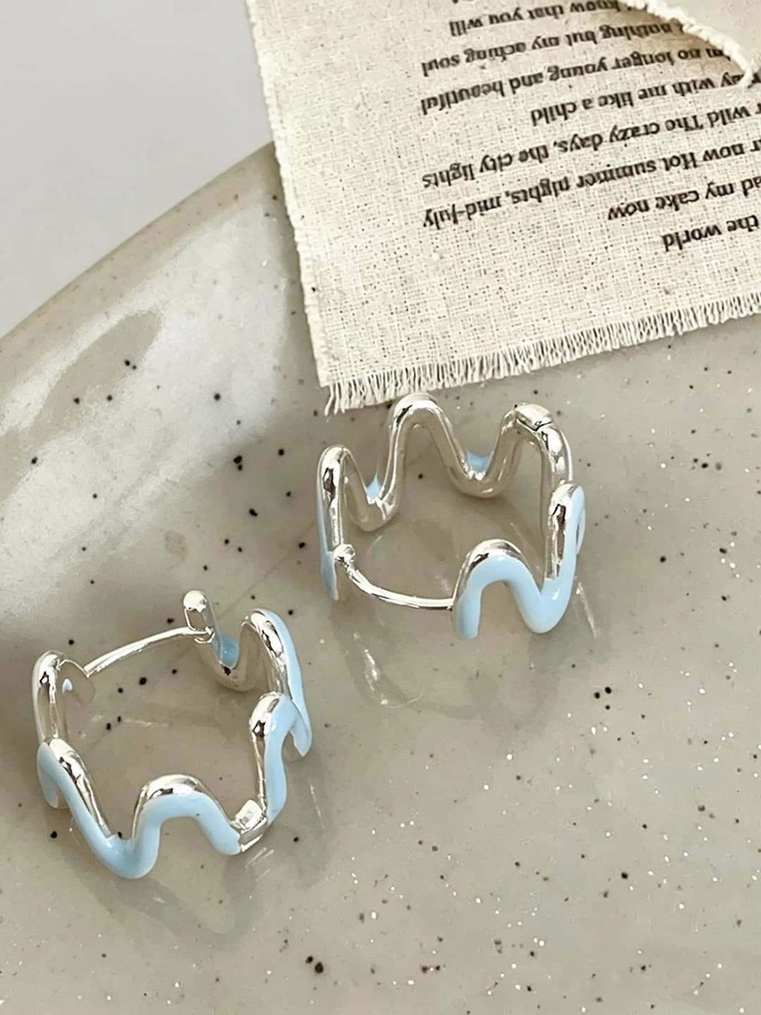 Blue enamel, twisted