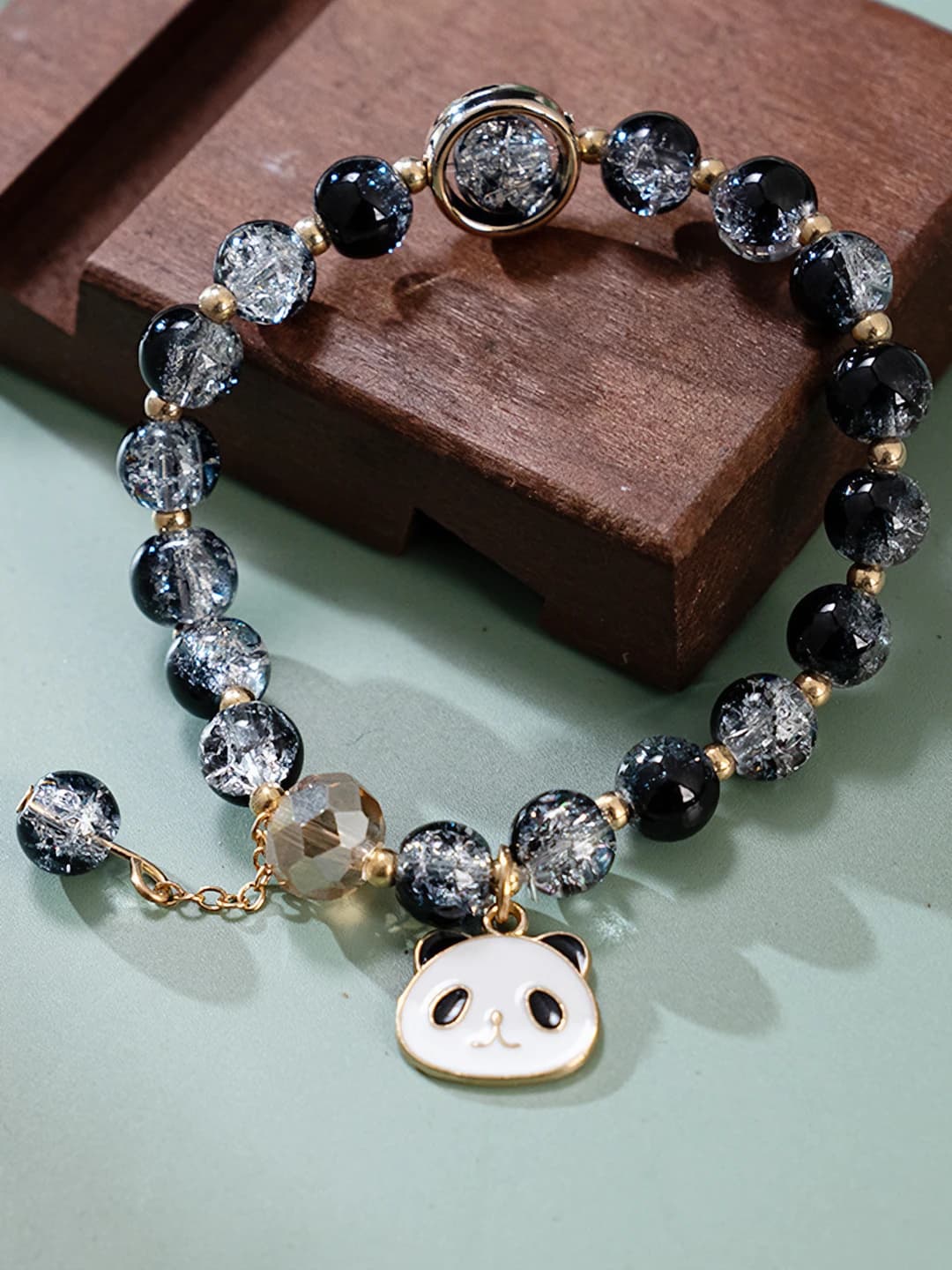 Oq-qora o'yma panda boshi shisha bilaguz